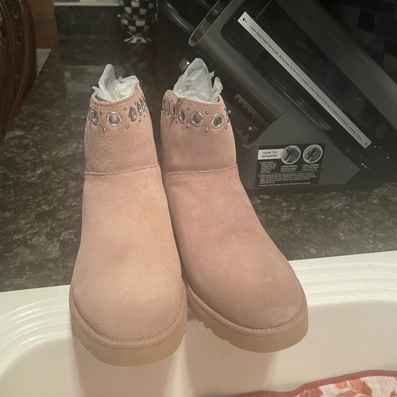 Ugg medallion short boot. Brand new. Size 8 - Picture 6 of 7